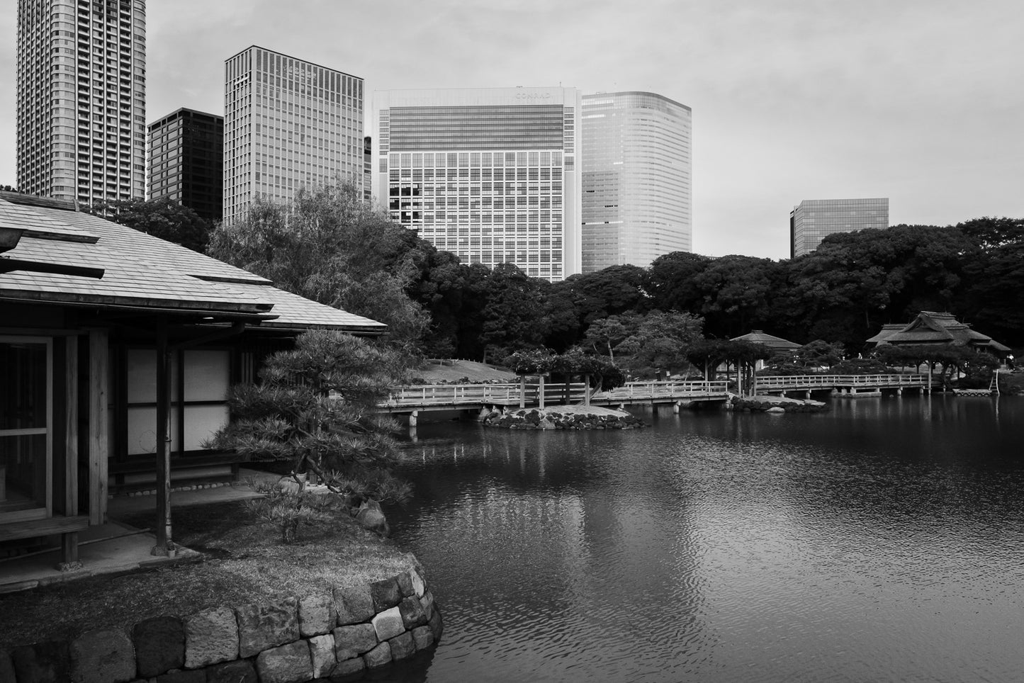 The teahouse and pond of Hamarikyu Garden.